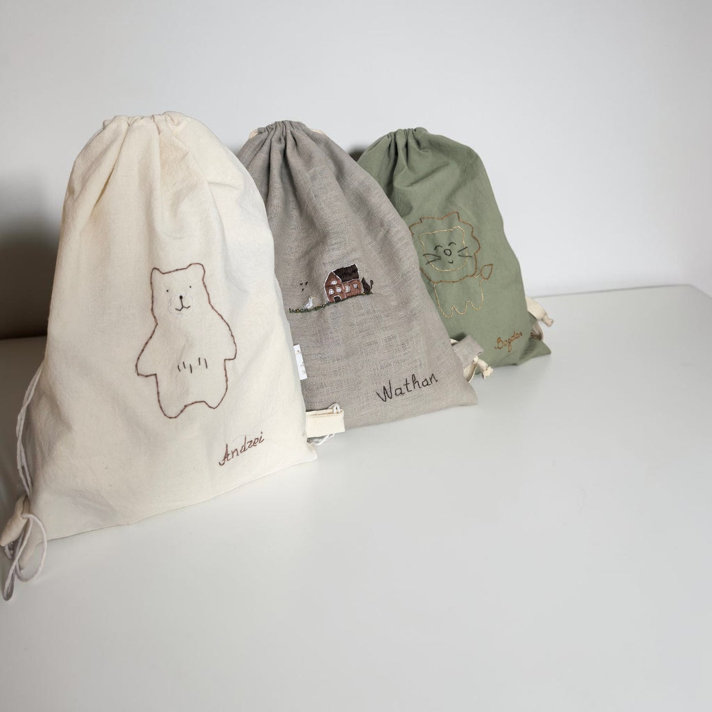 Saculet personalizat cu nume si broderie aerisita/pe contur
