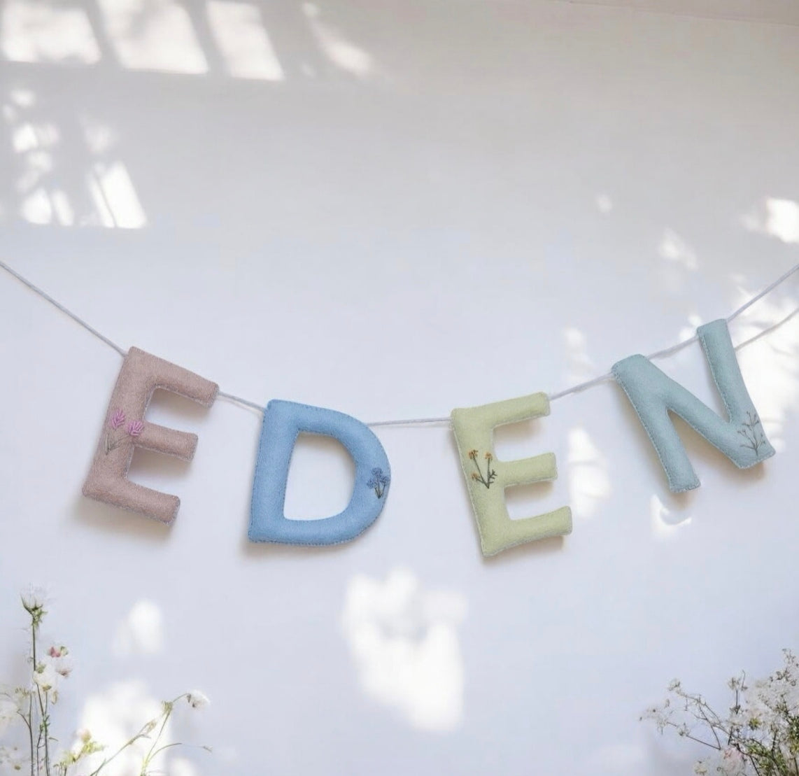 Ghirlandă "Embroidery Bloom"